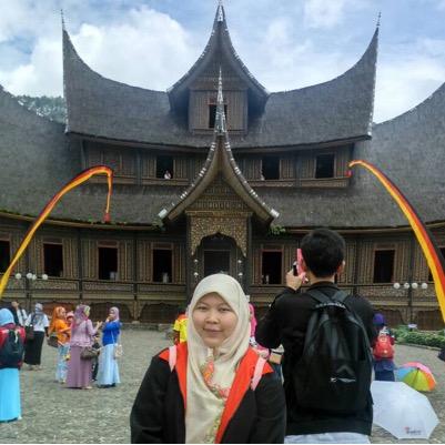 Surabaya, 3 January 1995. Medical Faculty University of Lampung '12. Love Music. Pink. Photography. Graphic Designer. Editor.