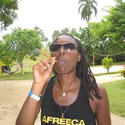 Rootsyroots's profile picture. ex-athlete, néo-Geek #GwadoParisienne #TeamMacPasIPhone #TeamAndroid