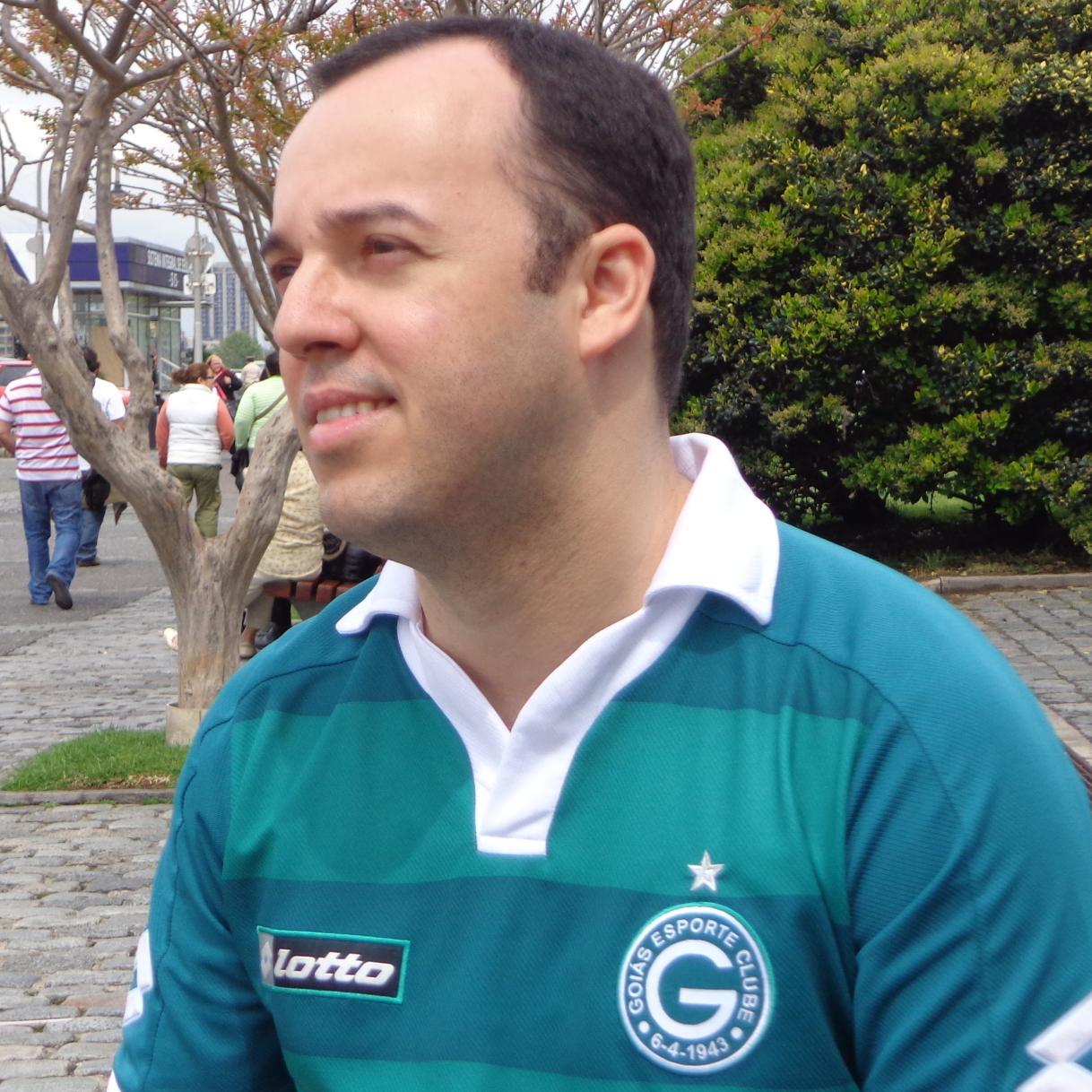 Brasileiro, Goiano, Esmeraldino, seguidor da Música e da Medicina...