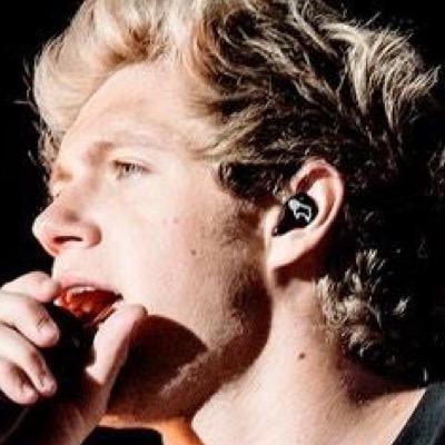 follow @Back_To_Niall shes trying to reach her goal
