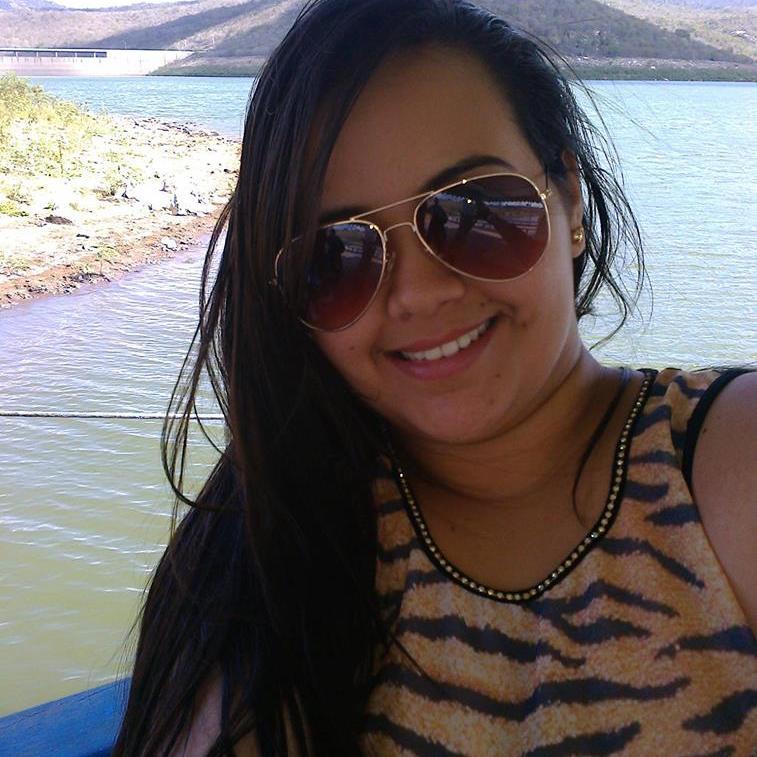 Sou uma menina sonhadora e tbm muito apimentada! Nunca gosto de ver as coisas pelo lado negativo! Sou uma pessoa muito alegre e apaixonada!