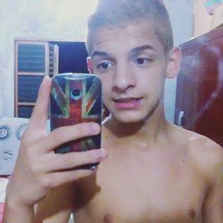 Parei, pensei, busquei um novo amor
Achei, busquei e amei que todo mal passou
A dor que você me causou, o meu coração chorou
A dor que você me causou, o meu nov