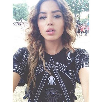 19 ans. [] Amdin. [] Serveuse.