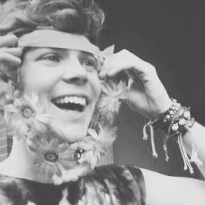 hey love, go follow @daddyashsnaps ? if you want a follow back just tweet them a picture of ashton :)
