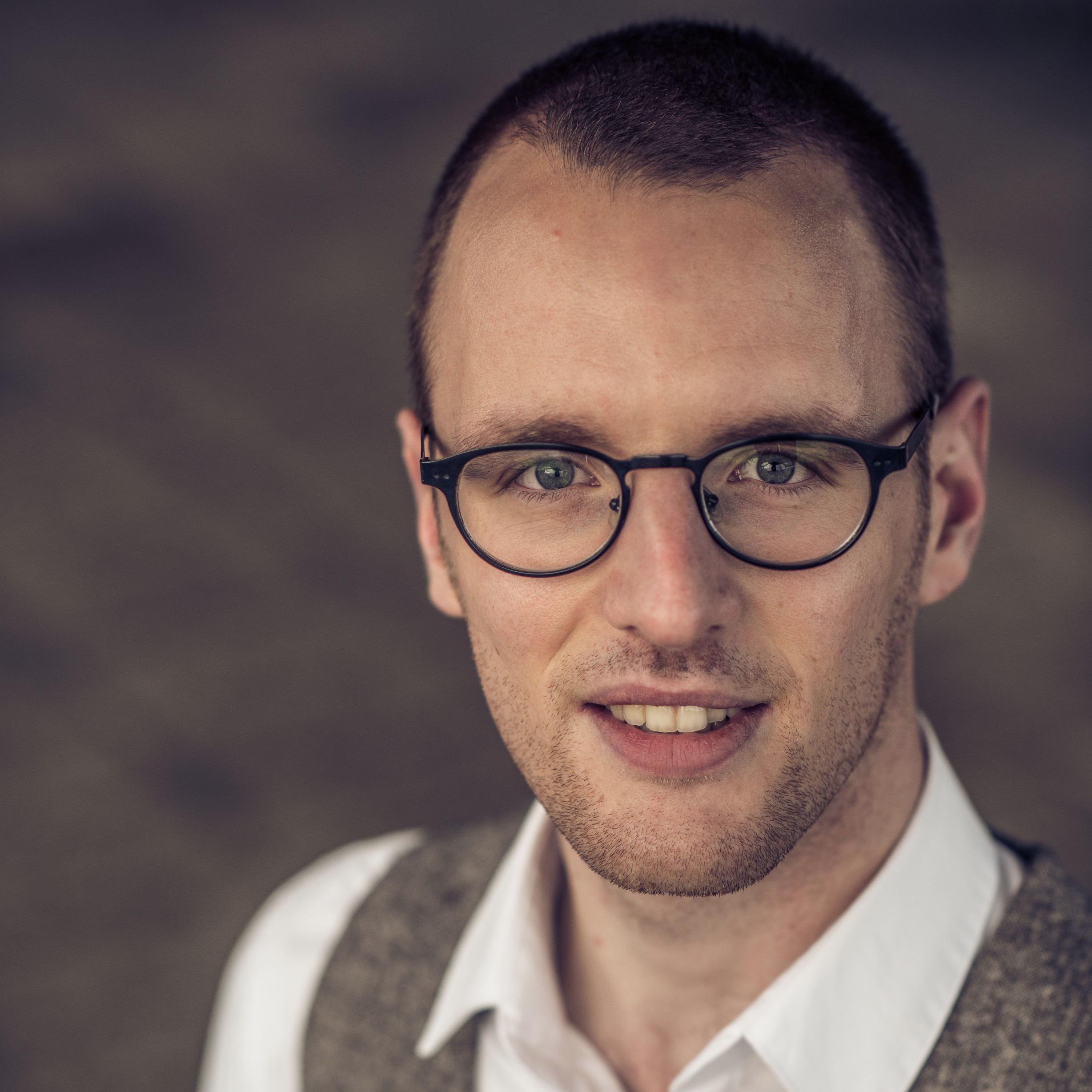 34, Associate Professor of Marketing @ EDHEC Business School, Service Marketer.