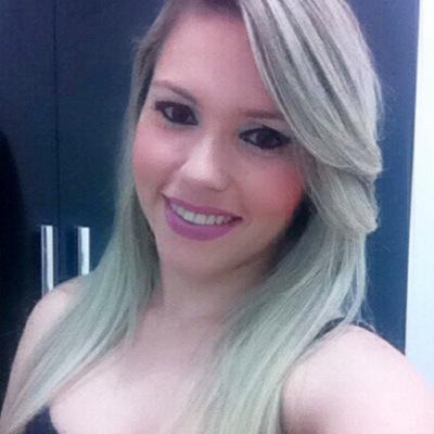 Por trás do meu sorriso, eu sou apenas uma menina que deseja o mundo!! ;)