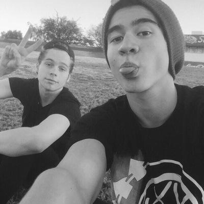 follow @articxhemmo she follows back