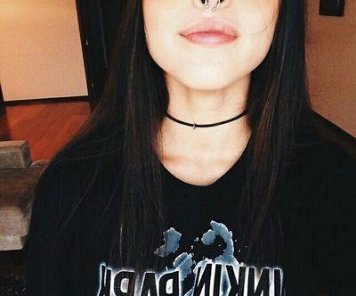 Qué mejores labios que los tuyos, recorriendo mi cuerpo. Perdiéndome en tus ojTETAS. ¿Qué haces leyendo esto? Estarías mejor en mi cama. faveadora empedernida.