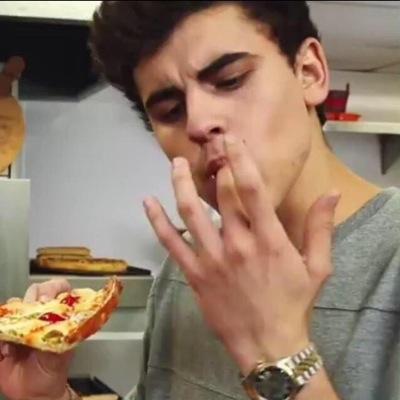 ♡ go follow @nashscake bc she just gave you a free follow ♡