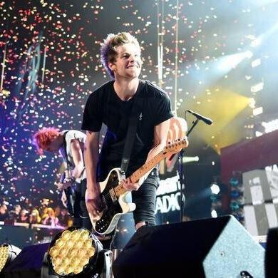 follow @nychtoniall for me pls?¿ =))
