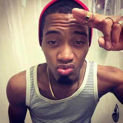 Yo im darius im 22. Ohio Bull. supporter of WGW.and yoga pants:D hmu for the digits ! Follow my twitter an ig!