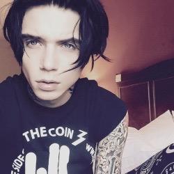 lf u r reading this tweet me daddy
