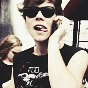 wouldn't it be better if ashton juat follows everyone??