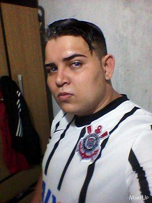 Um cara que já fez bastante coisa na vida (menos dar a bunda claro !) e ainda está tentando descobrir no q é bom ... enquanto isso vou fazer o que der na telha