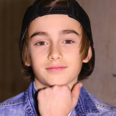 I'm a big fan of JohnnyOSings. What he deserves because these congratulate a great singer who has a beautiful voice, and I greatly admire ❤️❤️ for JO Thank you