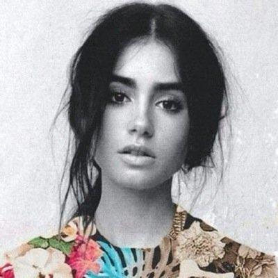 ‏‏‏اعرفُ رجلاً يحبُسنيَ في صدره بِمثابة قلب. أُنثى السَرطآن