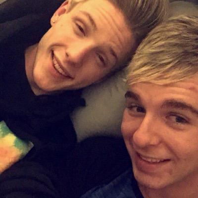 18 ; gay and proud Im the guy with balloon tattoos Follow me on instagram! BRADBBOAKES ❤️✌️