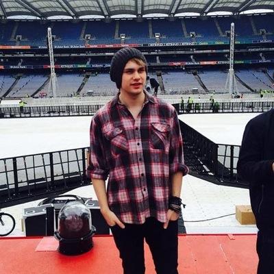 Free follow from @H0LLAMUKE, follow her and ask for a follow back!!