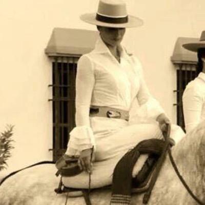 Somos una empresa familiar andaluza y Malagueña, dedicada desde el año 1998, a la fabricación de vestidos para la fiesta andaluza y el flamenco.