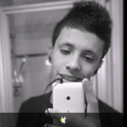 Je suis la pour relever le défis de vous faire rire en 140 caractère que sa sois avec des phrases ou avec des images. ~ Follow me c'est gratuit ! ~