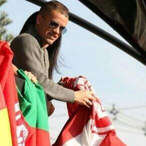 FC Oficial do Maestro. Seguido pelo rei desde o dia 17/08/2014. Dona do FC: @carolinecsz_. Colorada fanática, D'Alemaníaca, 16 anos, gaúcha. Since: 07/08/2014