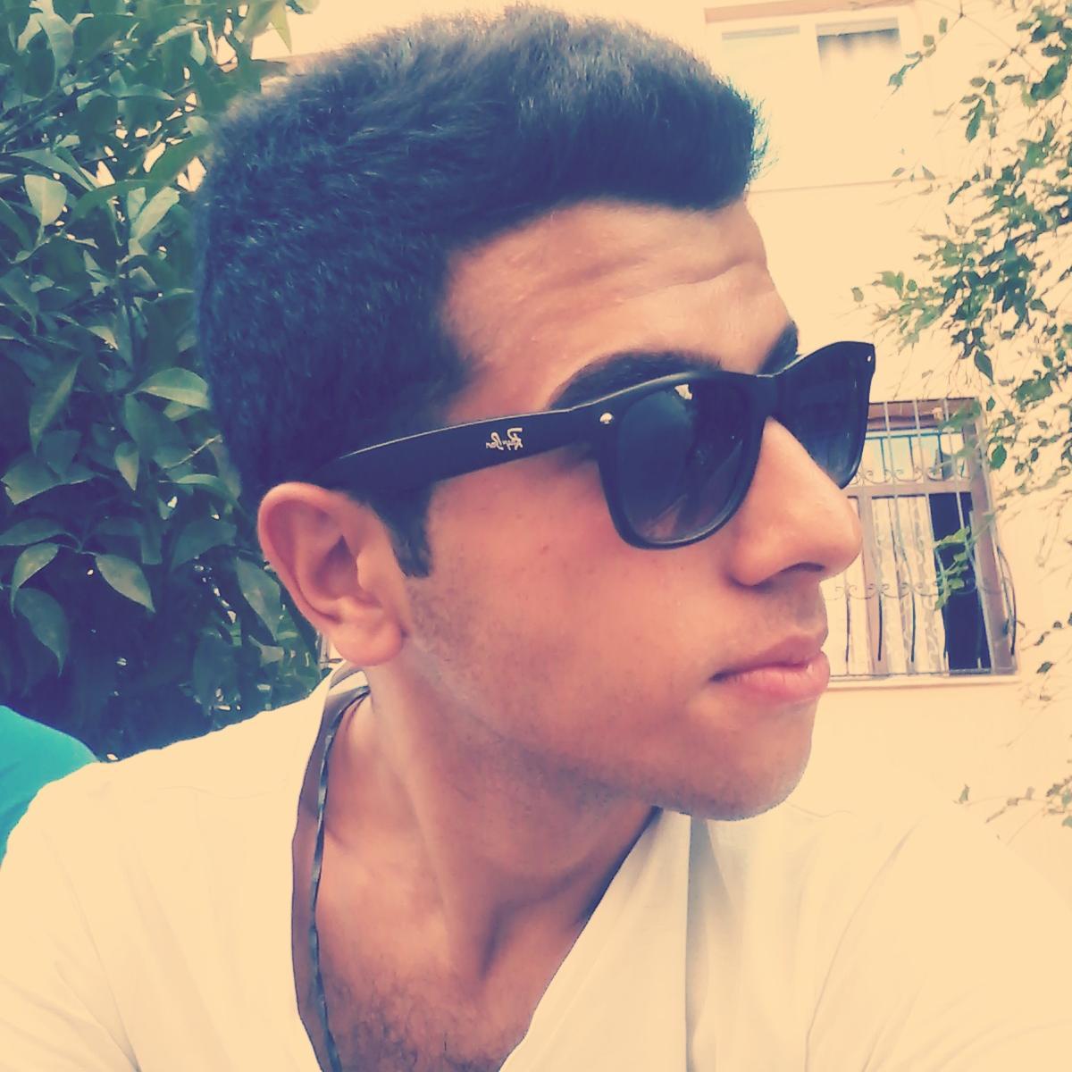 Bilgi, insanların sahip olmak istediği bir şey. İçerik, '' Sizi sahne arkasına taşıyorum ''  ;))
