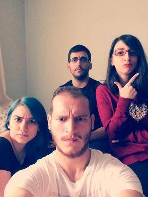 Kütüphanesini büyütmeye takmış bir kitap kurdu, fantastik herşeyi seven, film-dizi-kitap üçlüsüne takmış bir blog yazarı... hayattan biri işte... #infinite