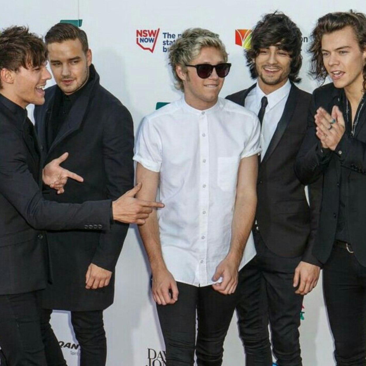 THIS IS A FREE FOLLOW FROM @HarryStyles__s PLEASE FOLLOW HER , she loves you 3