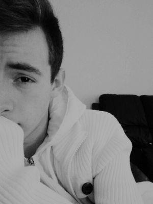 New twitter...I'll be posting random pictures and stuff so if you dont like it dont follow ;)...Follow 4 Follow