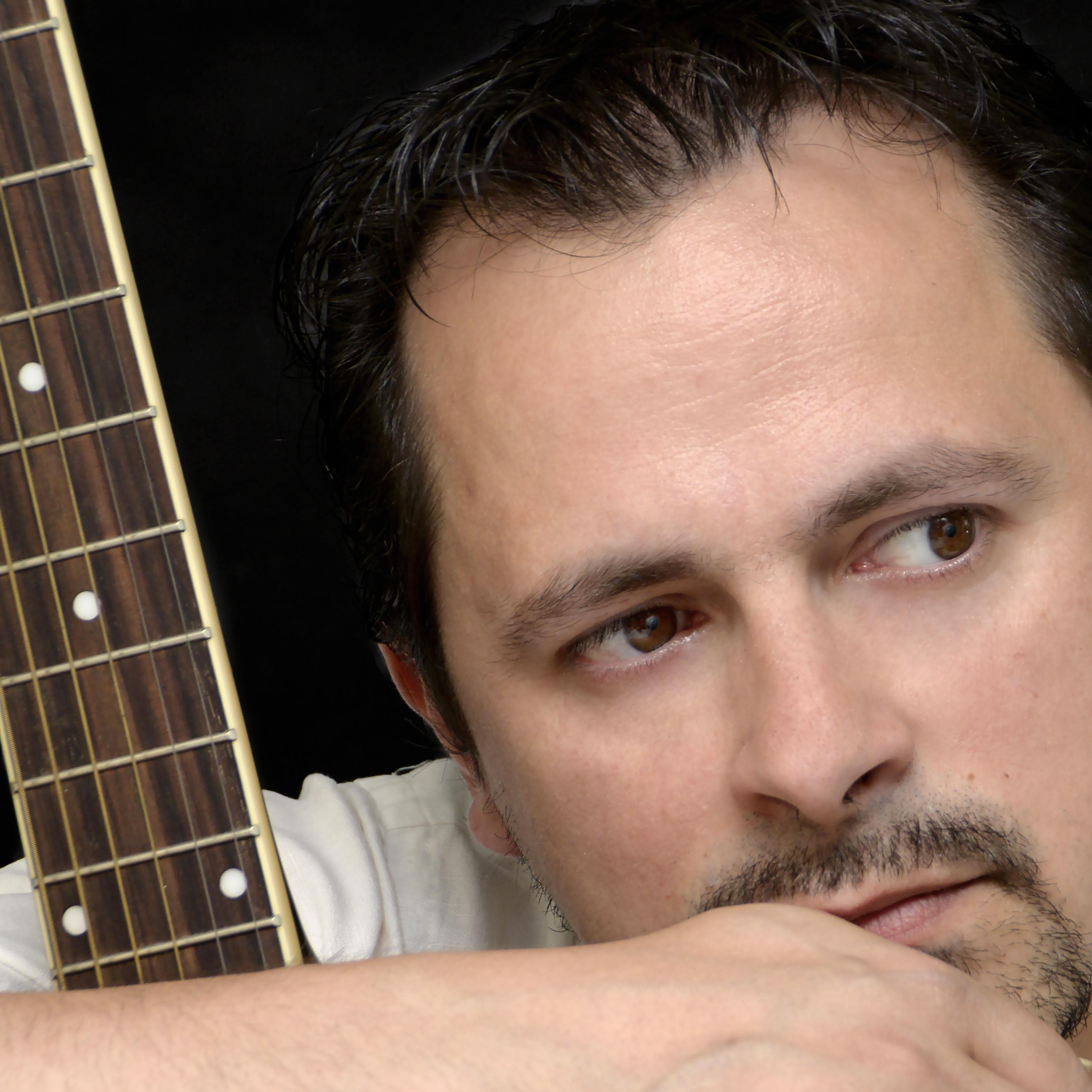 Auteur, compositeur, écrivain, chanteur, chante librement pour garder une part de liberté... La liberté d'un oiseau bleu dans les songes d'un ange égaré...