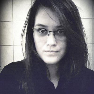Fazlasıyla kararsız ve ince ayrıntılara takılan, kendini mükemmel özellikte görenlere inat oldukça şahsıma münhasır, kimine asık suratlı kimine sevecenım işte.