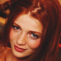 19. Vampiresa.Sigo siendo la misma niña que hace unos años,esa niña dulce que enamora.Guardo un secreto para que los demás no me rechacen,un don. ·Dolor· Lance