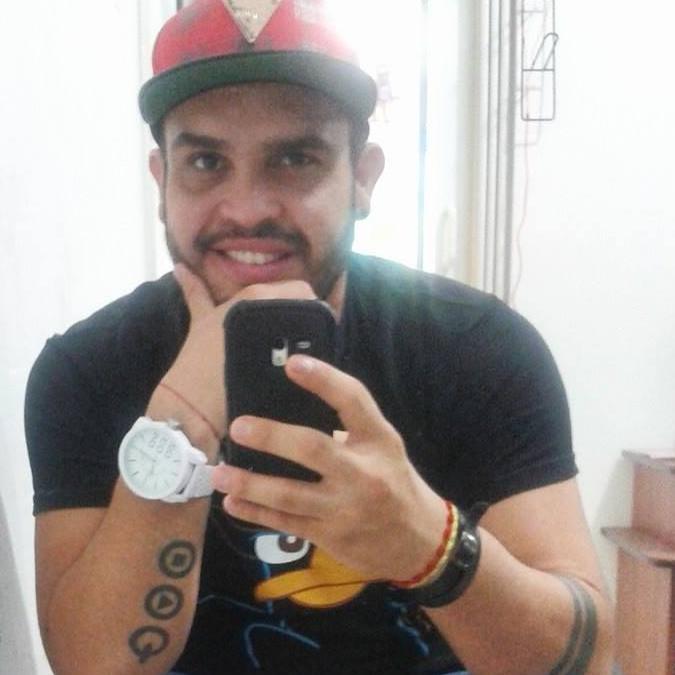 Cariñoso, super pana, atento, especial, amante del house music, techno y TechHouse, Dj como hobbie, medio temperamental, aunque siempre de buen humorrrrrr.