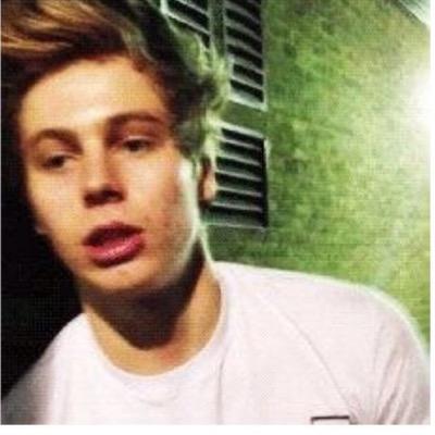 please follow @clffrdxpizza bc she just gave you a free follow