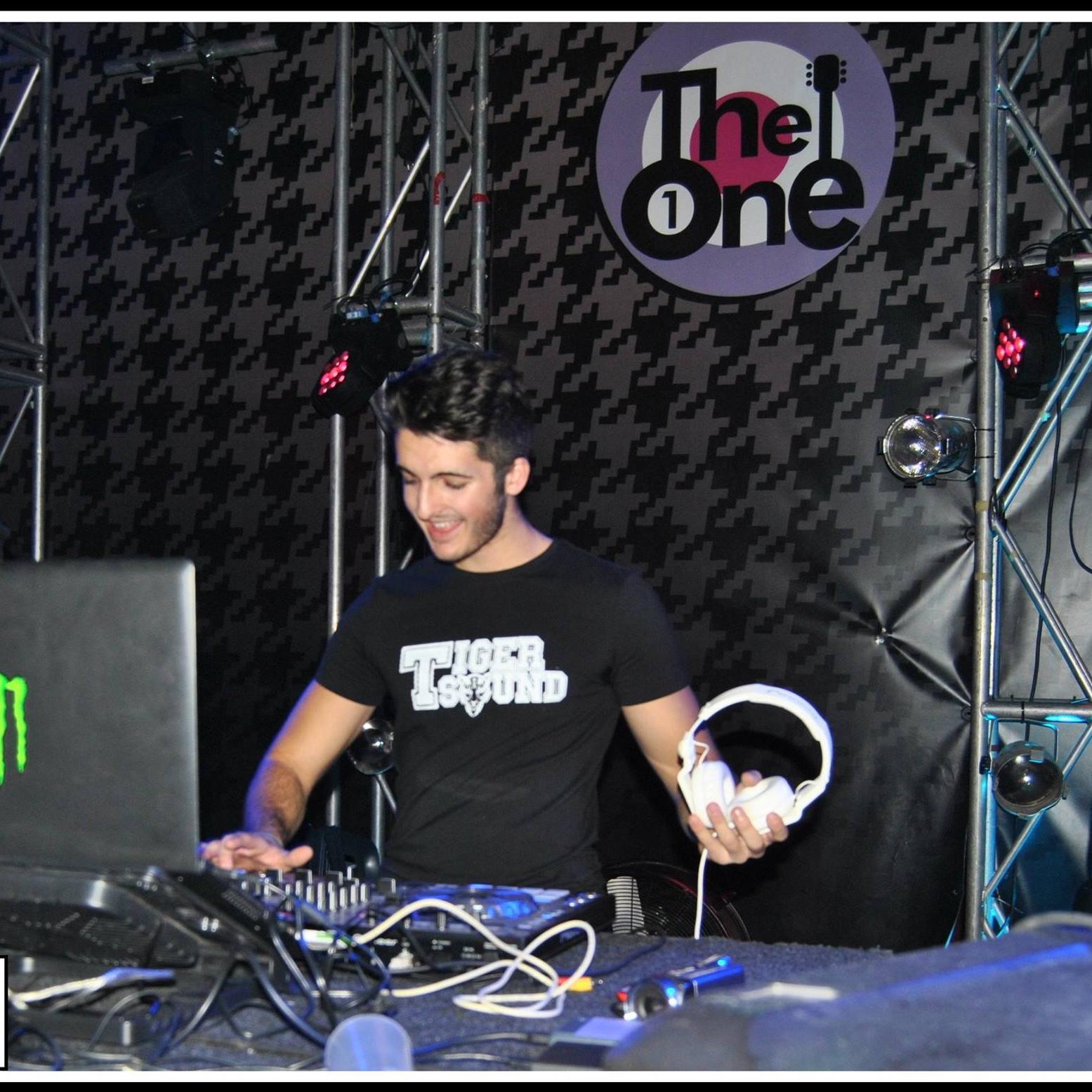 Productor y DJ . EDM . #TigerSound. Estudiante  de Educacion Fisica.