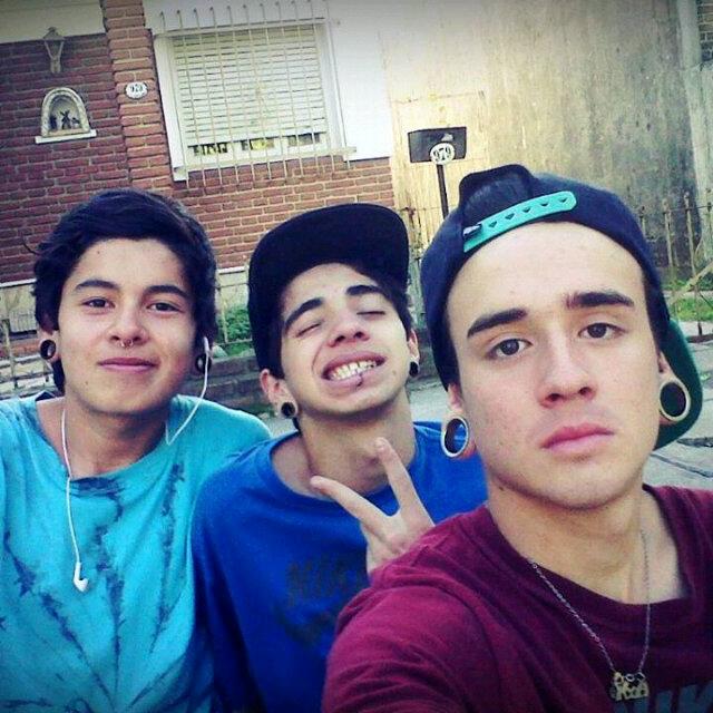 mis redes sociales pasense ja https://t.co/WenUc97jWL http://t.co/HkUCcO02ZG y mi skype es juancruzcajal