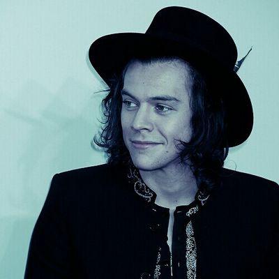 please follow @Fruzsanna_