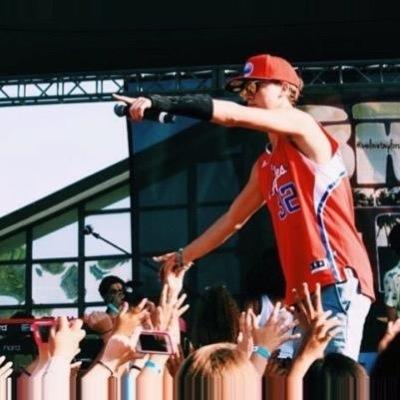 @wthgiIinsky is helping with Taylor's follow. just follow her & she'll dm you to him (: