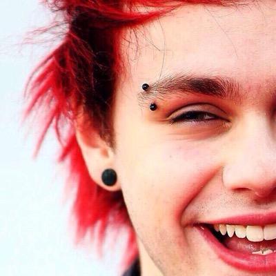 PLEASE FOLLOW @5sos_ewokalps SHE FOLLOWS BACK I PROMISE