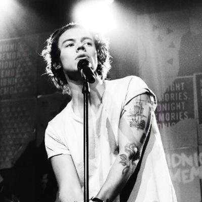 this is a free follow from @stripitstyles_ so follow her and make sure you retweet this please https://t.co/xinrYUG6WQ