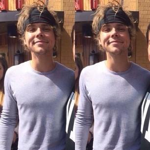 follow @ashfanfor3ver bc she gave you this free follow