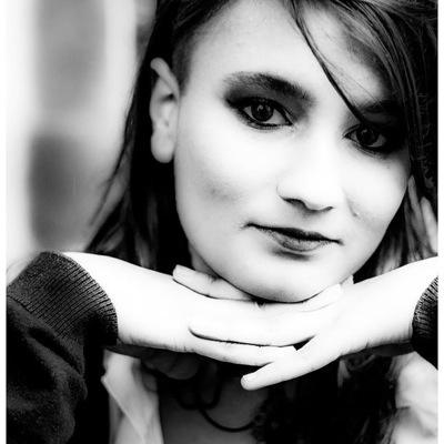 I like makeup and books and I have a blog.