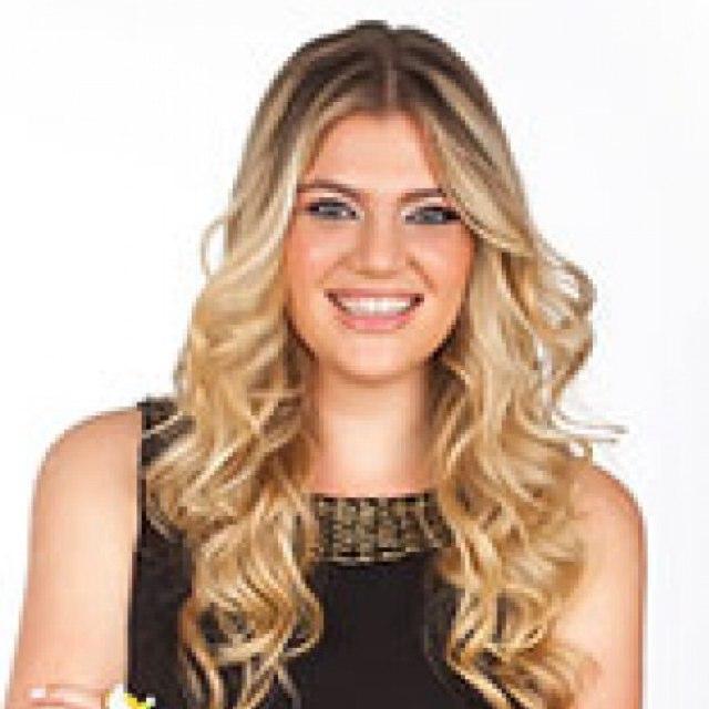 saç modeli ve makyajı çok başarılı
