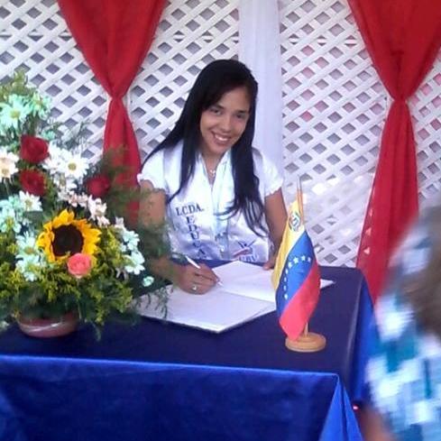 Educadora, diseñadora y madre al 100%.. Adoro todo lo que hago sin importar lo que piensen de mi..!! T. A. A. Q