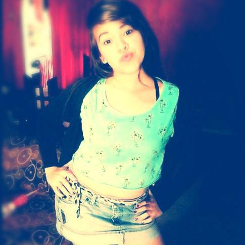 Llamar pequeña a la persona más grande. Llamar fea a la cosa más bonita del mundo. Llamar idiota a la persona que te hace sonreír.☂'