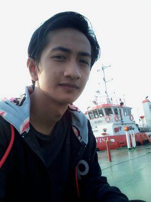 Perakit pesawat roket, penikmat rendang, penggemar Persija,