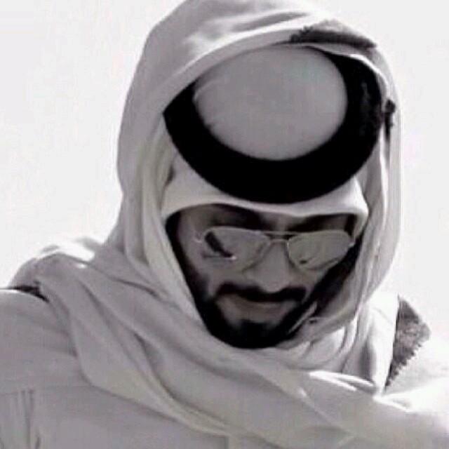 ‏‏‏مبطي عن الشعر قلت أعاود لحونه
واقطع مفازاته اللي كنت خابره
اثره نبش ضيقةٍ بالصدر مدفونه
من عام الاول وانا بالصبر ساترها