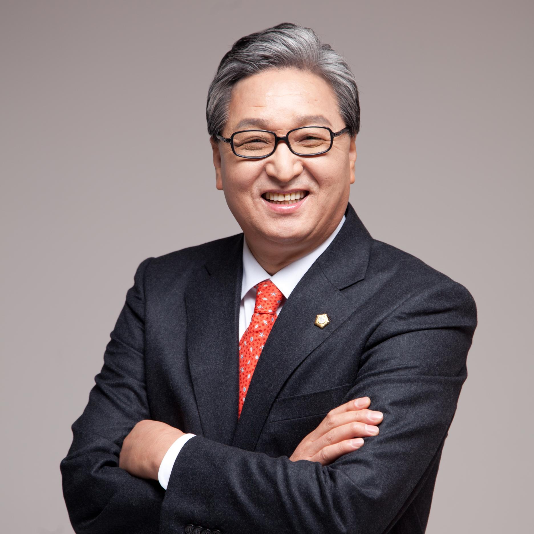 (사)인덕복지회 이사장, (주)웨딩토탈그룹 귀족 대표, (현) 청운대학교 겸임교수, 연세대학교 행정대학원 행정학 석사졸업, 전통혼례(웨딩)부문 명인장