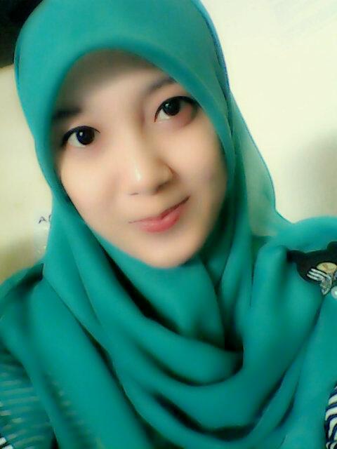 Akha nindi... miss korea,,manja,,suka warna ungu,,suka coklat,,doyan ngemiel,,ga suka orang yg jutex,,apalagi sama orang yg suka suudzan... oh no!!!! hehe