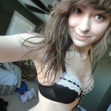 CC moi c’est Eloïse une petite nouvelle sur twitter pour se faire des amis, copines et aussi pour me montrer sans aucune honte.